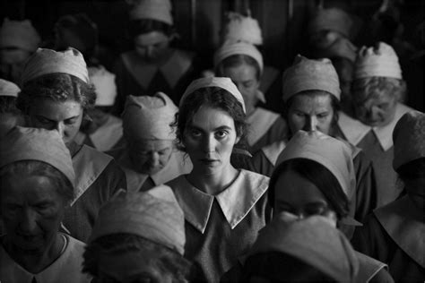 jeune femme à l'aiguille 2025
